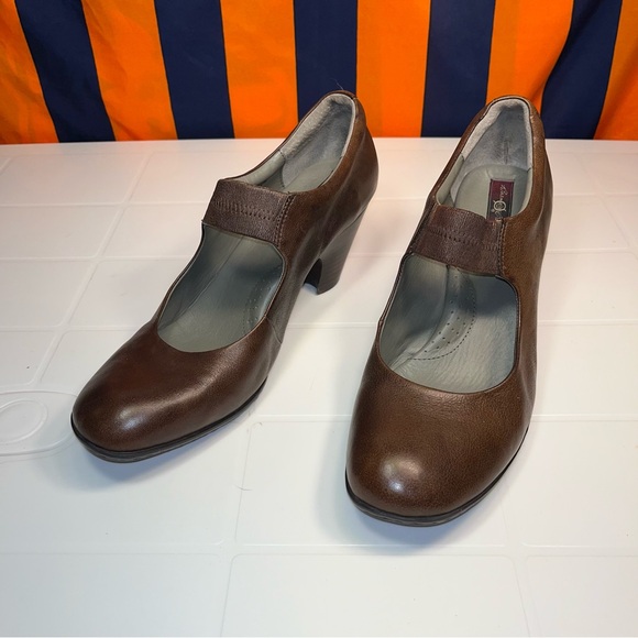 Women’s Born Crown Acorn Bottom Brown Leather Comfort Heels Size 11/43 - Picture 1 of 6